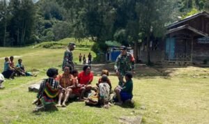 Wujud keakraban,Danramil homeyo dan babinsa 1705-05/Homeyo melaksanakan komunikasi sosial (KOMSOS) dengan Warga di kampung pogapa.