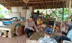 Bhabinkamtibmas Desa Ciparigi Sambangi Pengrajin Kolang-Kaling dan Berikan Himbauan Kamtibmas