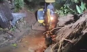 TPT Ambruk Tutup Saluran Irigasi, Jalan Raya di Cijantung Tergenang Air