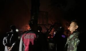 Polsek Cijeungjing Polres Ciamis Datangi TKP Kebakaran, Ribuan Ayam Hangus Terbakar