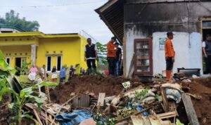 Polsek Cikoneng Polres Ciamis Datangi TKP Bencana Tanah Longsor di Wilayah Nasol