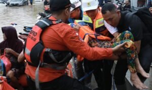PLN Kontrol Keamanan Kelistrikan, Bantu Evakuasi Warga di Tengah Banjir Bekasi