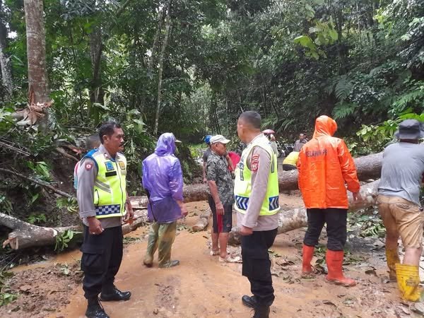 Tanah Longsor di Kp. Demunlambung, Jatiwaras, Sempat Lumpuhkan Akses Jalan