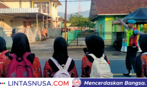 Pelayanan Masyarakat, Polsek Cipaku Polres Ciamis Siaga di Jalan Padat Saat Jam Sekolah