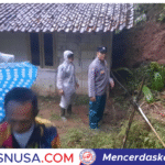 Polsek Ciamis Polres Ciamis Datangi TKP Bencana Tanah Longsor Hantam Bangunan Rumah Warga