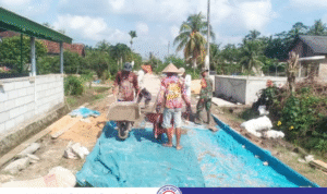 Babinsa 426-03 Rawajitu Bersama Warga Pengecoran Rabat Beton Jalan Setapak