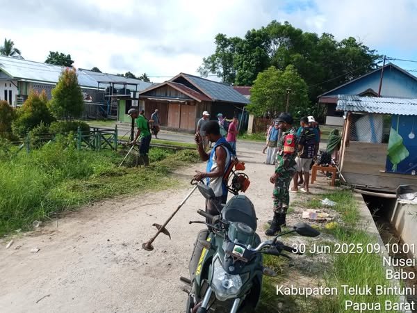 Peduli Lingkungan, Babinsa Bersama Warga Gotong Royong Bersihkan Rumput Kanan Kiri  Jalan