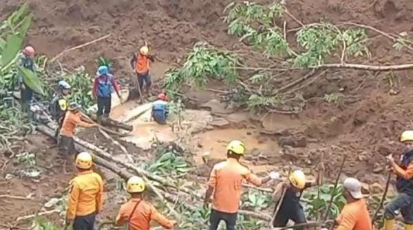 Hari Ketiga Pencarian Korban Longsor di Salawu, Tim SAR Jebol Kubangan Air untuk Percepat Evakuasi
