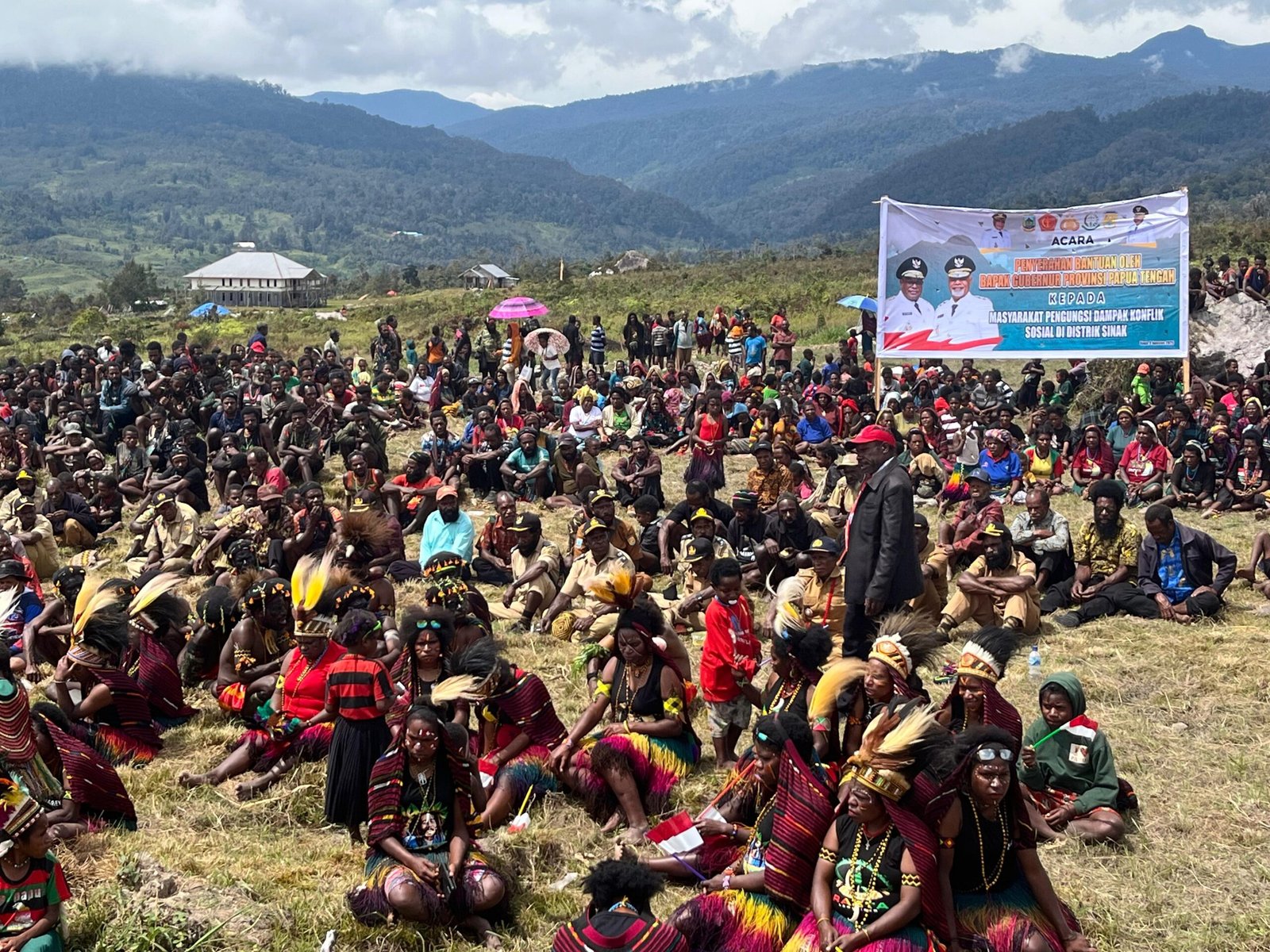 Satgas Yonif 700/WYC Amankan Kunjungan Gubernur Papua Tengah di Sinak, Bawa Bantuan dan Harapan bagi Pengungsi