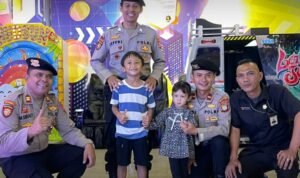 Patroli Jalan Kaki Sat Pamobvit Polres Metro Bekasi di Mall SGC Cikarang