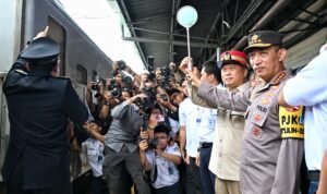 Menhub Dudy Lepas Perdana Angkutan Motor Gratis dengan Kereta Api dari Pasar Senen