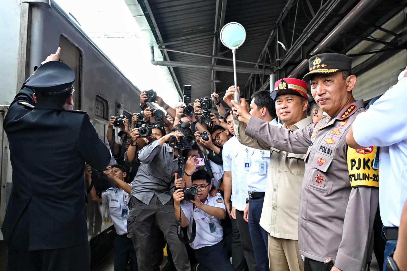 Menhub Dudy Lepas Perdana Angkutan Motor Gratis dengan Kereta Api dari Pasar Senen