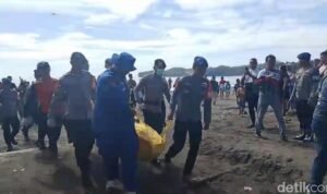 petugas-evakuasi-jenazah-penerjun-payung-yang-alami-kecelakaan-di-pangandaran-1767323924695_169