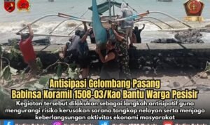 Antisipasi Gelombang Pasang, Babinsa Koramil 1508-03/Kao Bantu Warga Pesisir Amankan Perahu Nelayan