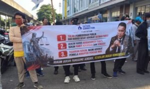 Hotman Paris Didemo Massa di Jakarta Usai Menjadi Kuasa Hukum Febrie Adriansyah