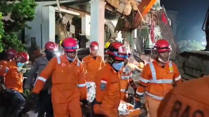 Tim SAR Gabungan Temukan Jasad Wanita di Reruntuhan Rumah Mewah Grand Polonia Medan, Proses Identifikasi Masih Berlangsung